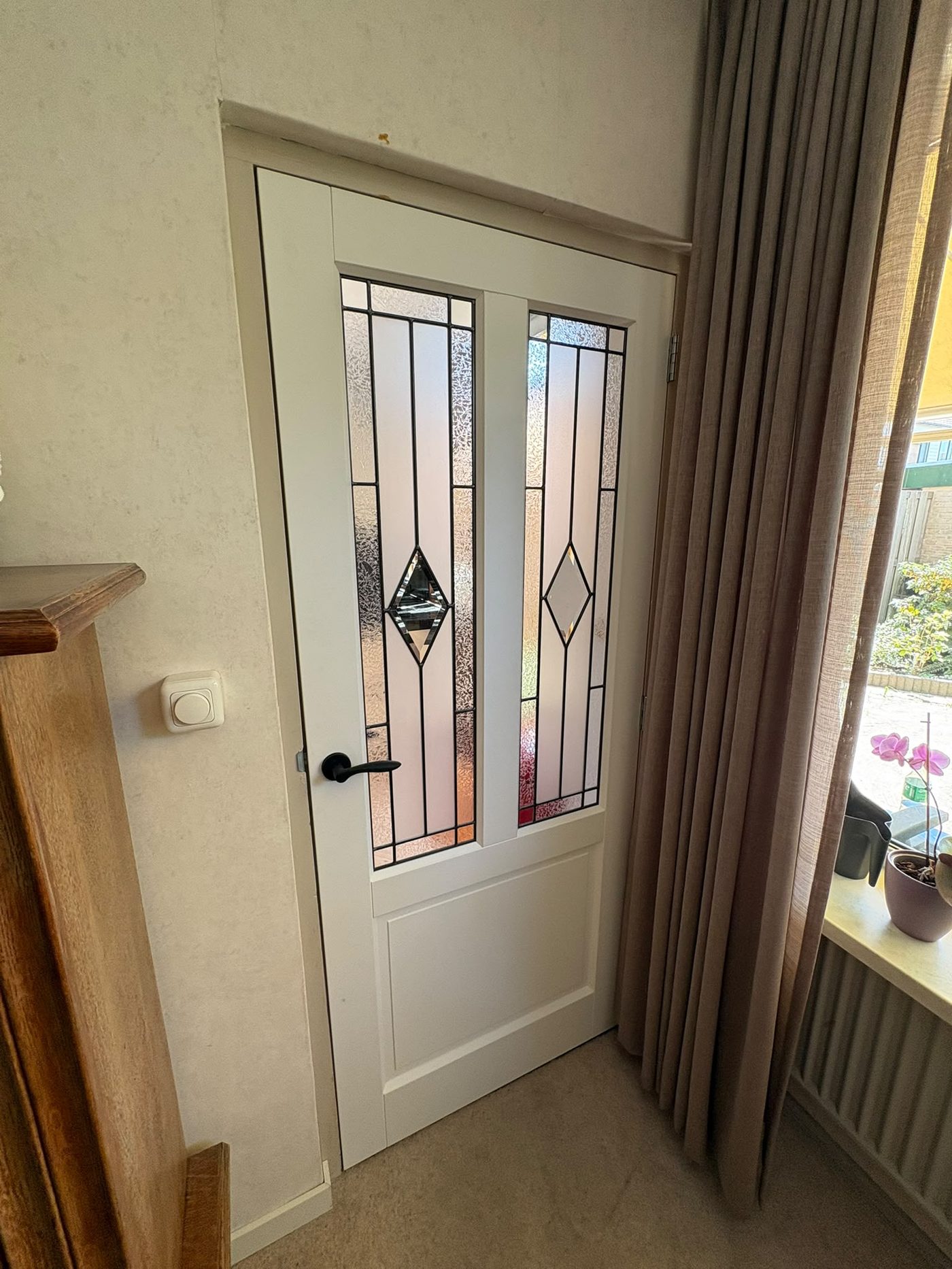 Stompe deur met glas-in-lood