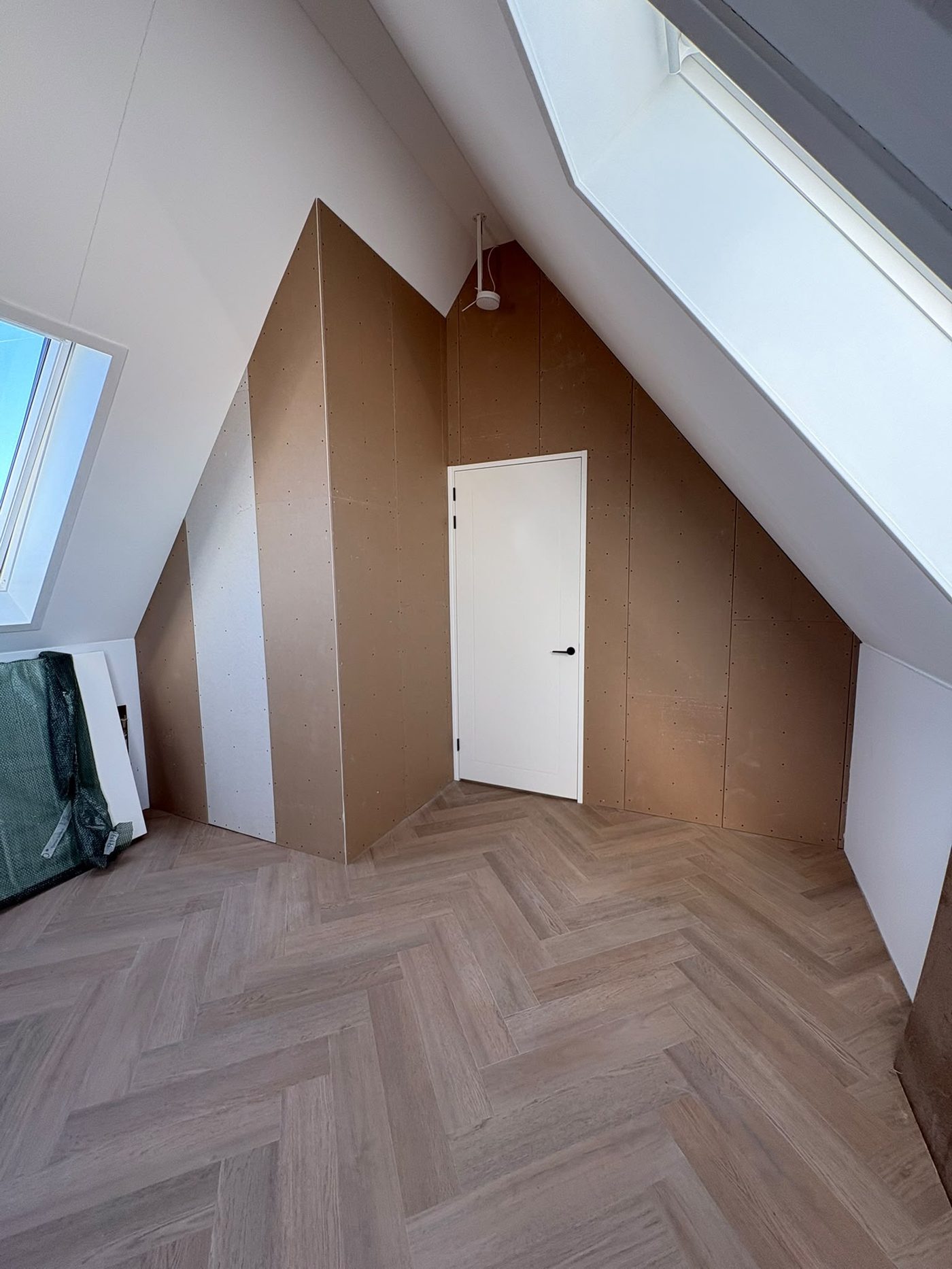 Afgewerkte zolderwand met deur