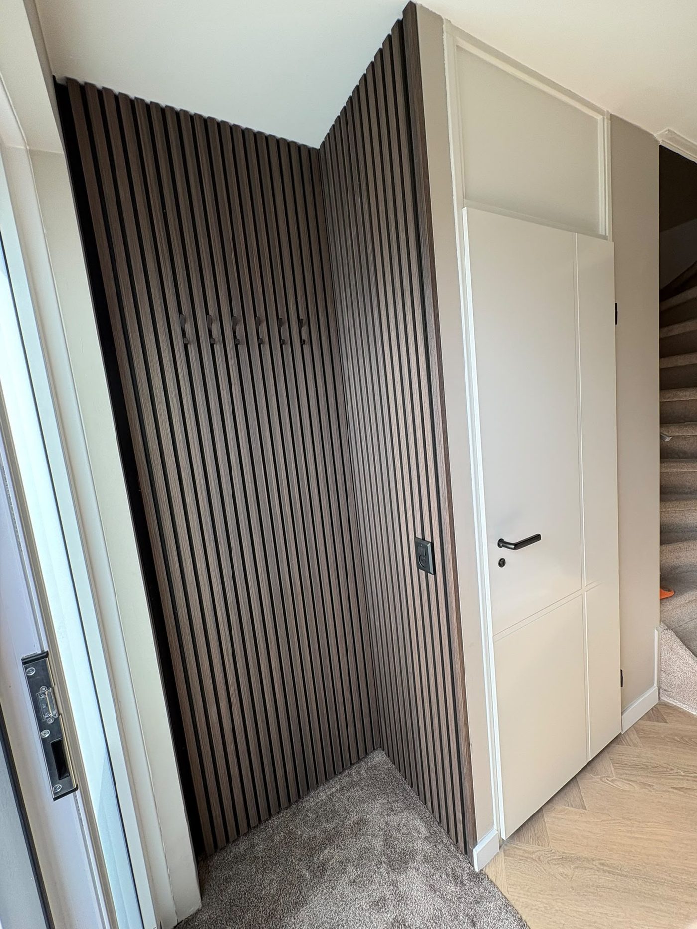 Paneelwand bij trap
