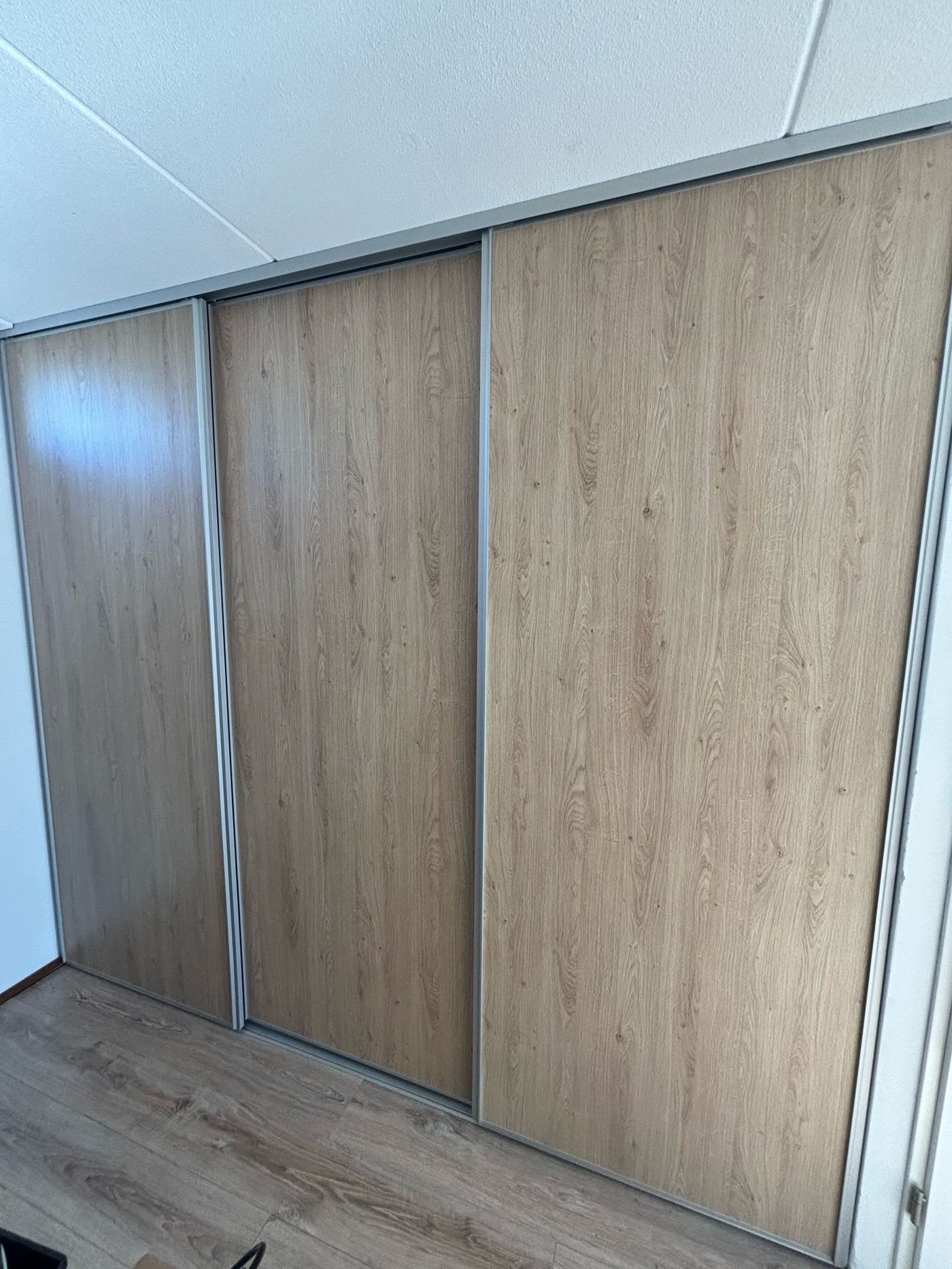 Schuifdeurkast houtlook